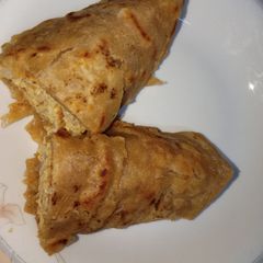 A picture of Anda paratha roll.