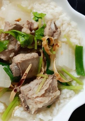 รูปของ "ข้าวต้มไชเท้ากระดูกหมูซุปปลาหมึกแห้ง"🥣😋