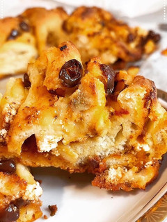 Φωτογραφία της συνταγής Αλμυρό brioche ψωμάκι γεμιστό με πέστο λιαστής ντομάτας, φέτα και ελιές 💯