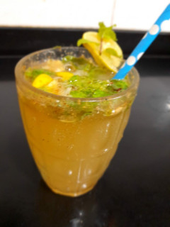 લેમન મિન્ટ મોજીટો (Lemon Mint Mojito Recipe In Gujarati) રેસીપી મુખ્ય ફોટો