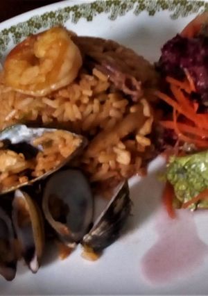 Una foto de Paella Mixta con Mariscos🍤, Pollo🥠y Cerdo🥩