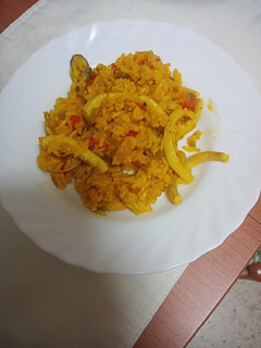 Una foto de Arroz amarillo con calamares