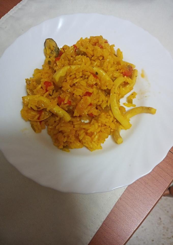 Una foto de Arroz amarillo con calamares