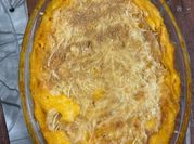 Una foto de queso rallado cheddar