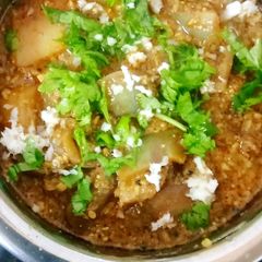 A picture of Brinjal Potato Masala curry.