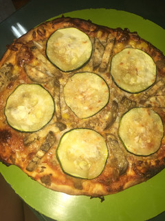 Una foto de Pizza de tapín y berenjenas