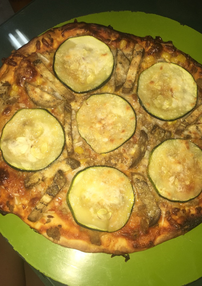 Una foto de Pizza de tapín y berenjenas