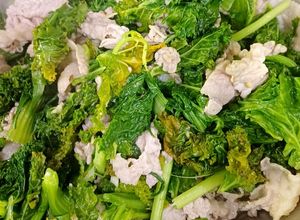 Hình của món Thịt vai bò xào cải xoăn.