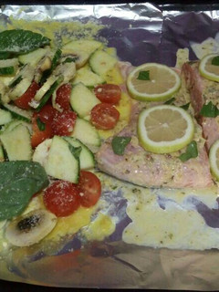 Una foto de Salmón al horno con verduras