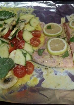 Una foto de Salmón al horno con verduras