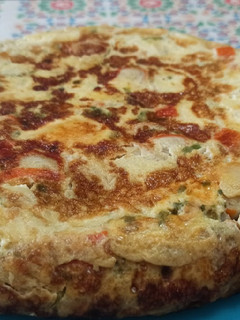 Una foto de Tortilla de manzana, pimientos y surimi