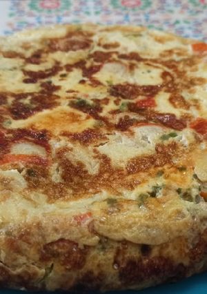Una foto de Tortilla de manzana, pimientos y surimi