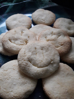 Una foto de Galletitas de maizena y coco súper fáciles!