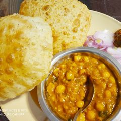 A picture of Masala poori with white chana.