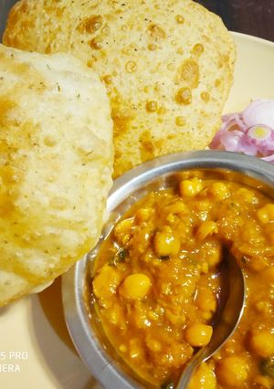A picture of Masala poori with white chana.