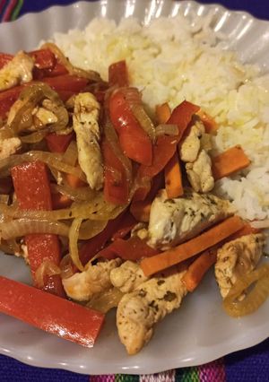 Una foto de Pollo y vegetales al wok (sin wok)