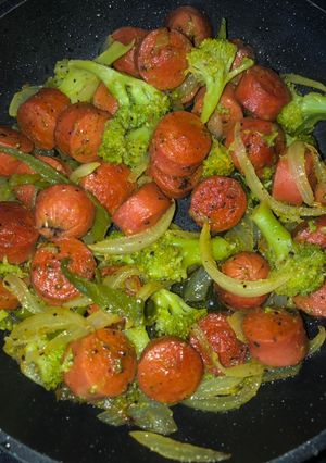 Una foto de Salchichas con brócoli salteados 🥦