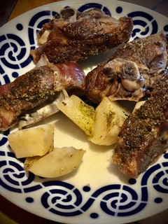 Una foto de Cordero con patatas al horno