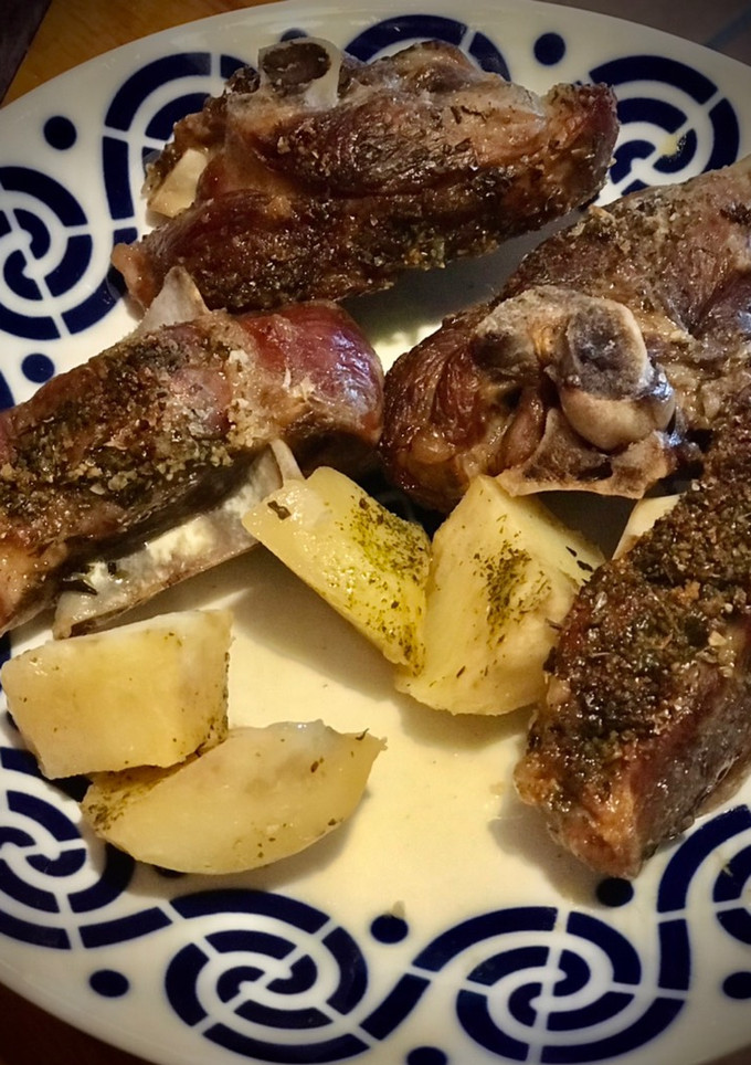 Una foto de Cordero con patatas al horno