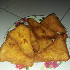 A picture of Roti goreng coklat keju.