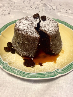 Foto di Tortino al cioccolato aromatizzato al caffè con cuore morbido al caramello salato