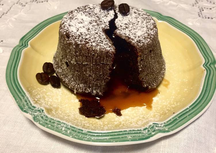 Tortino al cioccolato aromatizzato al caffè con cuore morbido al caramello salato