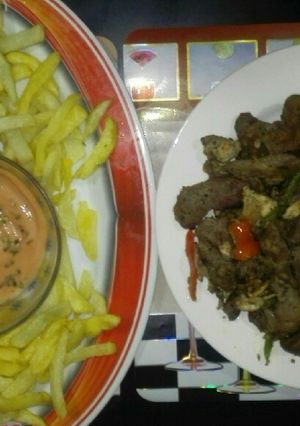 Una foto de Salteado de res y pollo