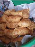 Pastelitos fritos rellenos de queso y gigote (carne)