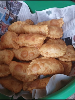 Una foto de Pastelitos fritos rellenos de queso y gigote (carne)
