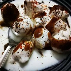 A picture of Dahi bhalle.