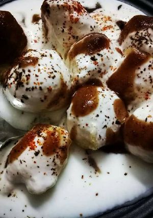 A picture of Dahi bhalle.