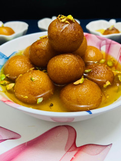 A picture of Gulab jamun.
