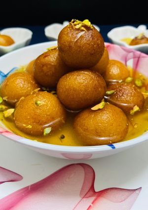 A picture of Gulab jamun.