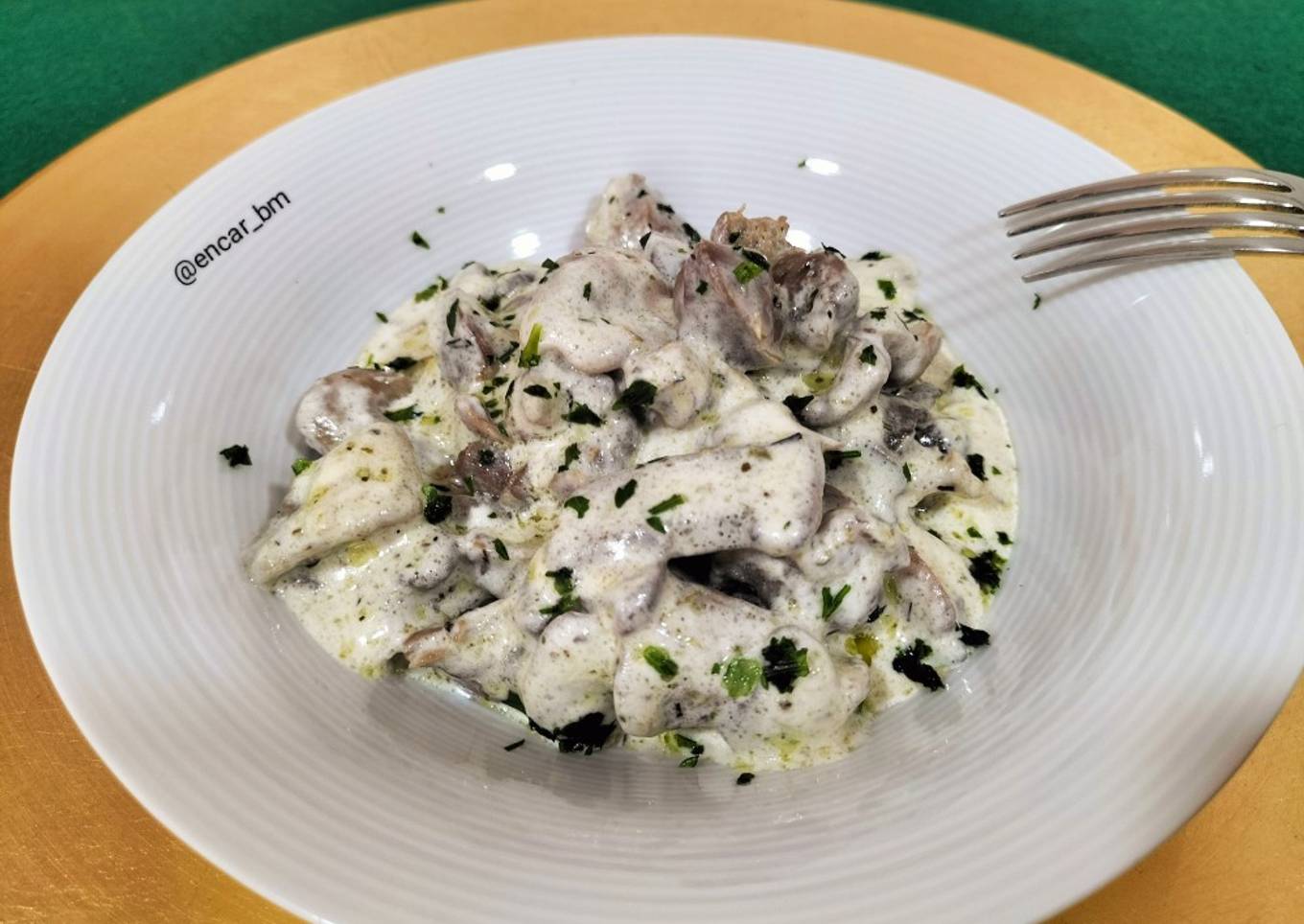 Salteado de mollejas y setas con salsa a las finas hierbas