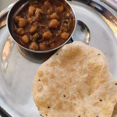 A picture of Chole puri.