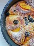 Torta con pesche e mirtilli