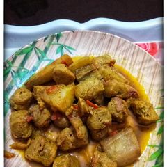 A picture of Kanchkolar soya chunk curry.