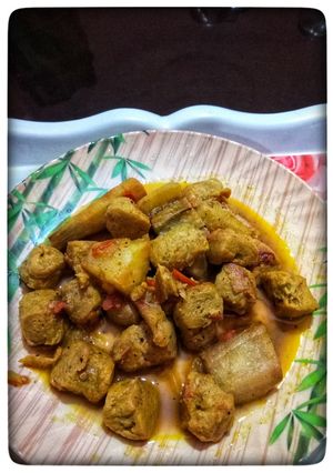 A picture of Kanchkolar soya chunk curry.