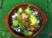 Una foto de frijoles preparados