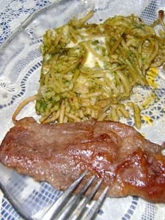 Una foto de Fideos gratinados al horno de mi bisabuela con dos tipos de salsas