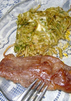 Una foto de Fideos gratinados al horno de mi bisabuela con dos tipos de salsas