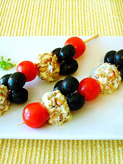 Una foto de Pintxos con queso de cabra, tomatitos cherry y olivas negras