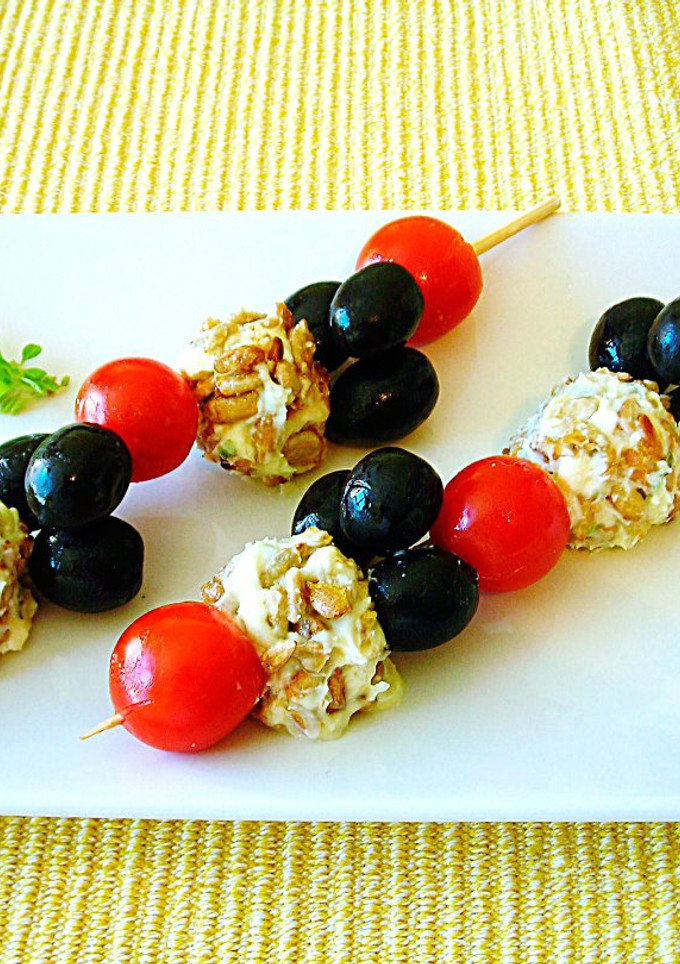 Una foto de Pintxos con queso de cabra, tomatitos cherry y olivas negras