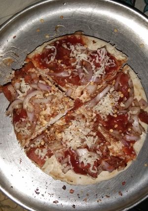 पिज़्ज़ा (Pizza recipe in hindi) रेसिपी मुख्य फोटो