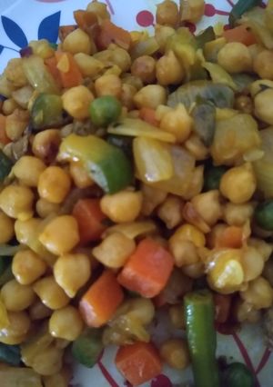 Una foto de Guarnición tibia de garbanzos y verduras