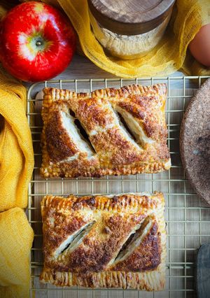 Una foto de Hojaldres rellenos de Manzana Caramelizada 🍎🍭