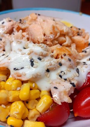 Una foto de Ensalada tibia de salmón y palta