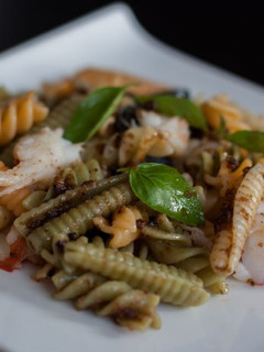 Una foto de Ensalada de pasta con gambas y pesto rosso