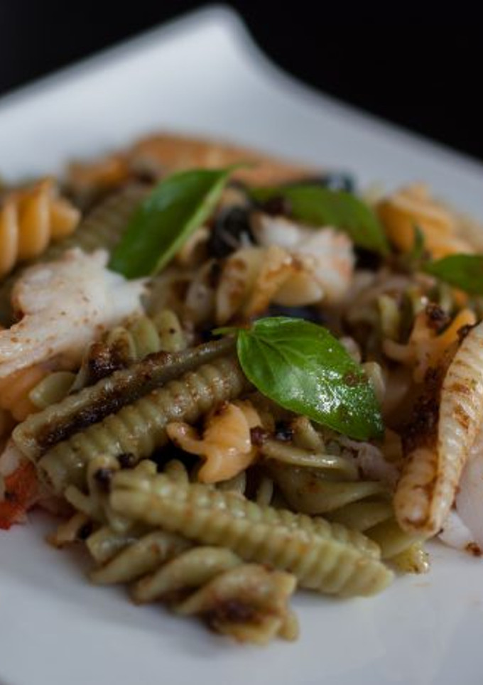 Una foto de Ensalada de pasta con gambas y pesto rosso