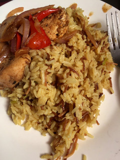 Una foto de Arroz con fideos